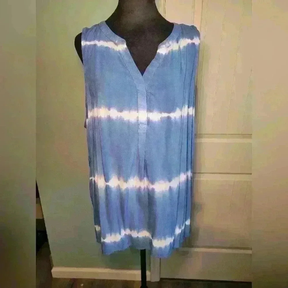 Crown and ivy woman's blouse with v neck xl blue and white